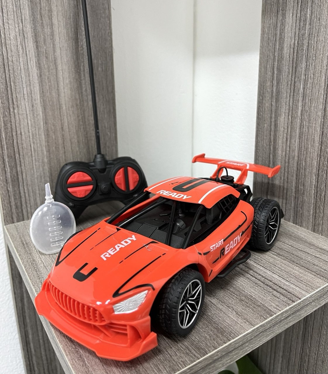 Carro rojo de carreras lanza humo a control remoto💥Mide 20 cm de largo x 10 cm de ancho