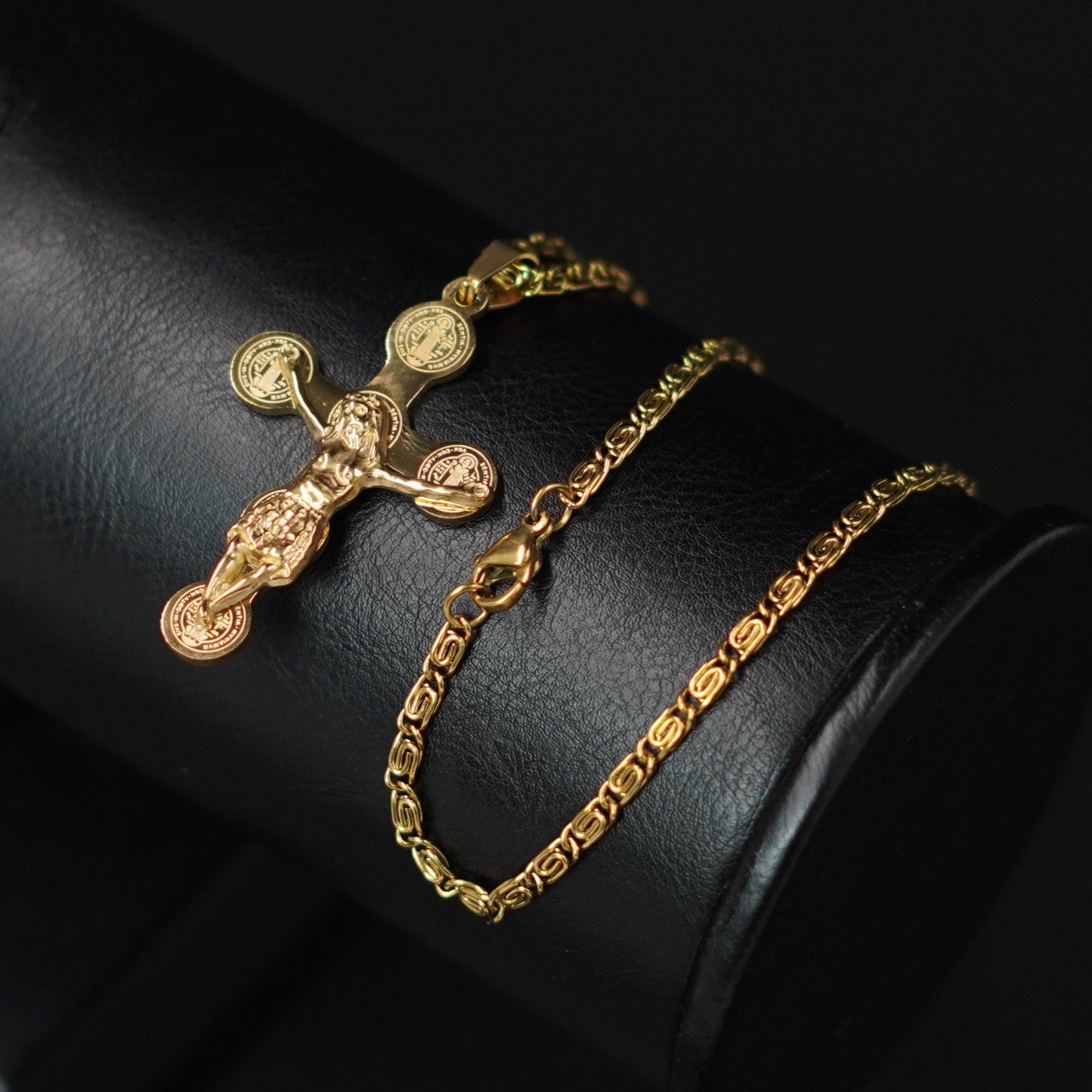 Cadena en Oro Laminado de 18K con dije de Jesús y San Benito en Memoria del Papa Francisco✨HOY 50% DCTO